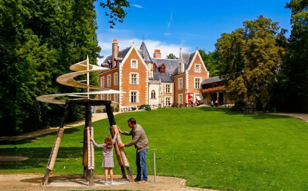 Un pere et sa fille devant le clos luce